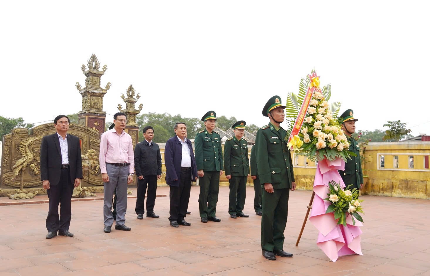 Ảnh: Quyền Chủ tịch UBND tỉnh Hà Sỹ Đồng và đoàn công tác dâng hương, dâng hoa tại Bia tưởng niệm các anh hùng liệt sĩ Tiểu đội 3, Phân đội 180, Công an Nhân dân vũ trang Quảng Trị tại xã Hải An, huyện Hải Lăng.