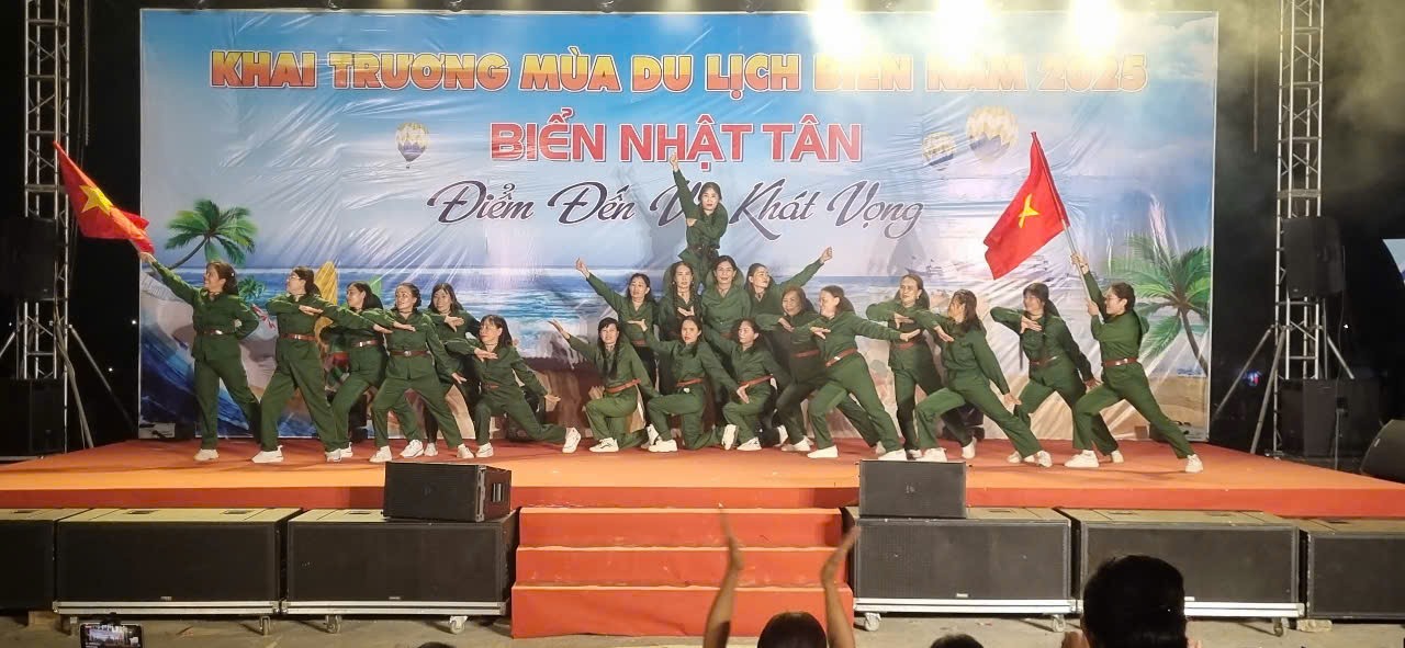 Hội diễn văn nghệ khai trương mùa du lịch biển, tại biển Nhật Tân, xã Triệu Cơ