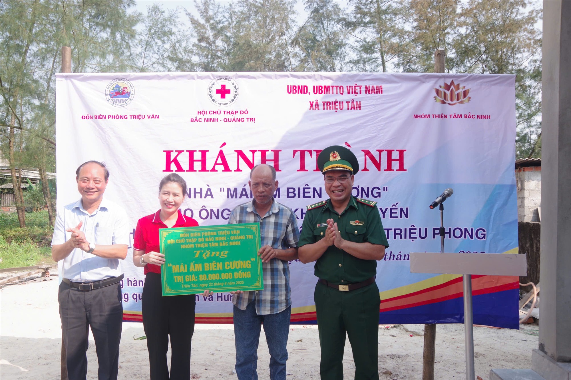 Tổ chức khánh thành nhà cho hộ ông Trần Khương Luyến, thôn 8, xã Triệu Tân