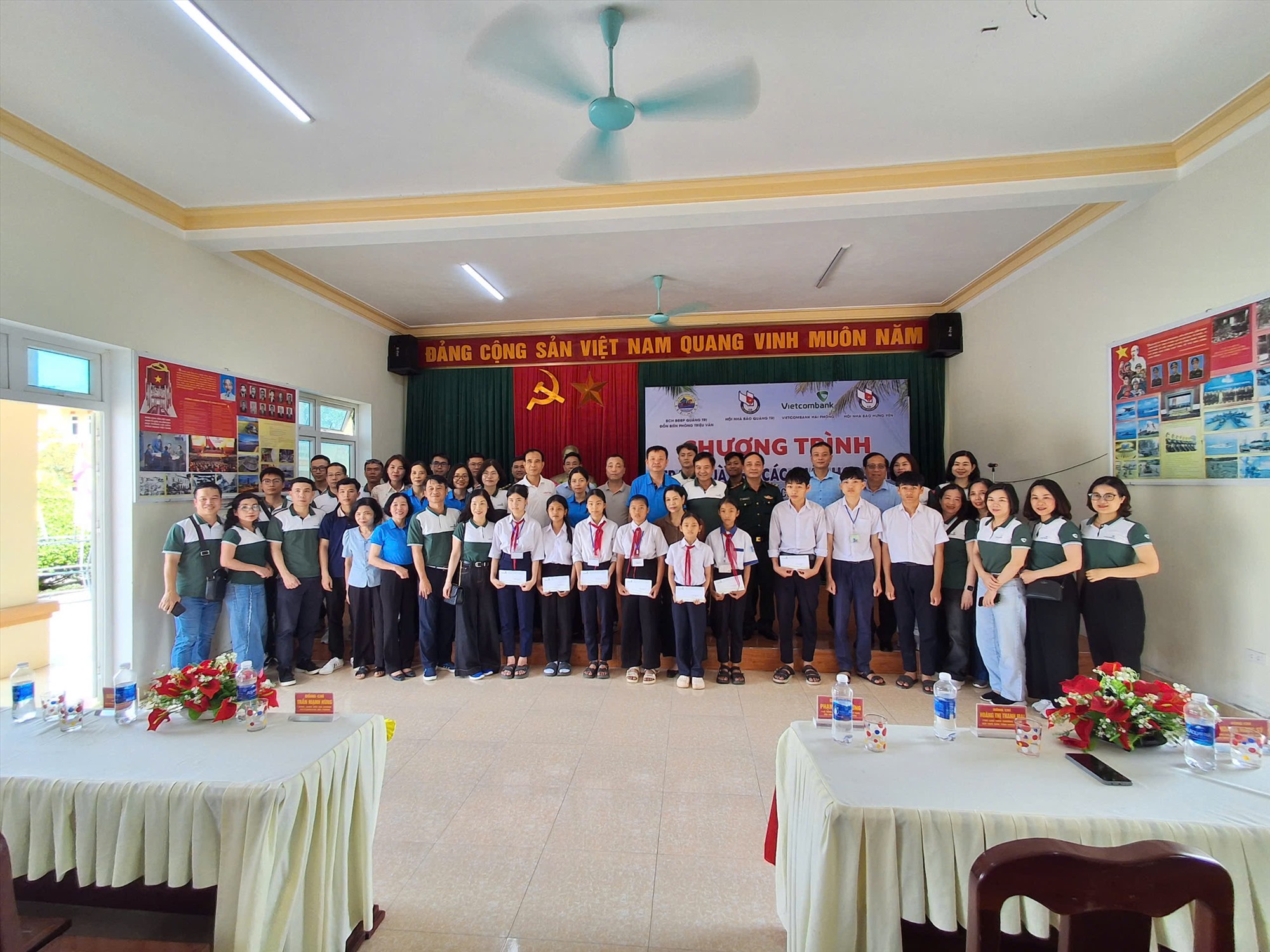 Trao học bổng cho các cháu Nâng bước em tới trường - Con nuôi ĐBP