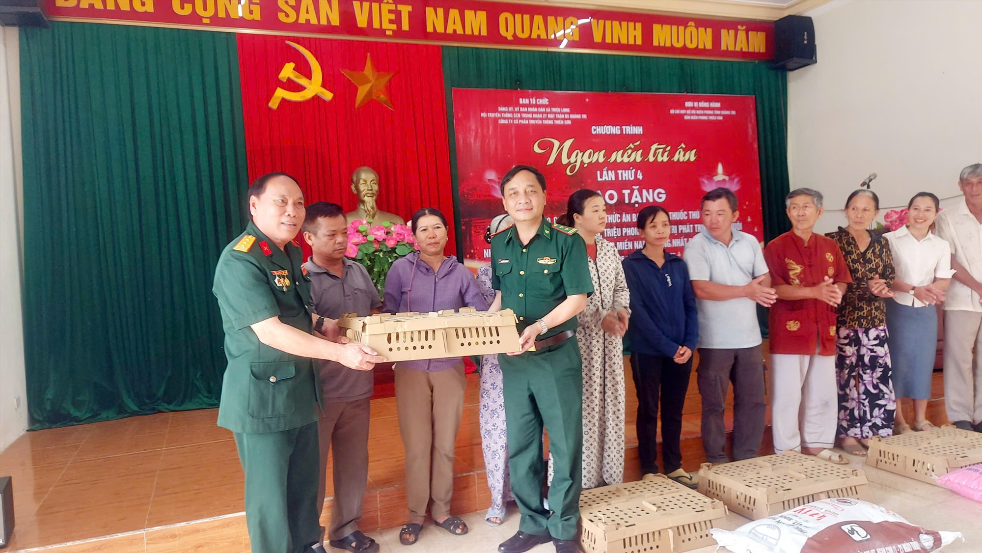 Trao ngan giống cho gia đình chình chính sách trên địa bàn xã Triệu Tân