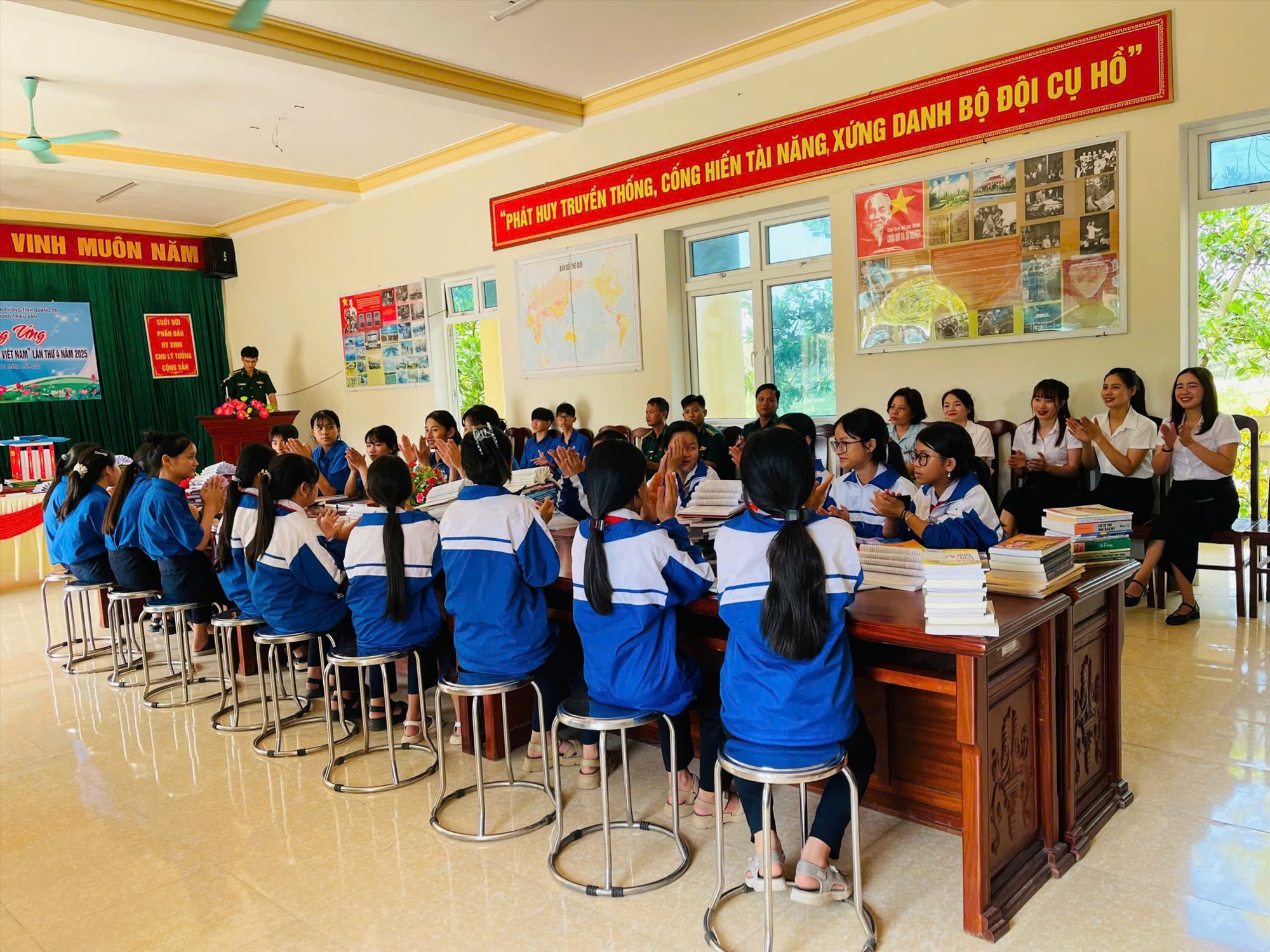 Tuyên truyền Ngày sách và lịch sử hào hùng của cuộc kháng chiến giải phóng Miền Nam thống nhất đất nước