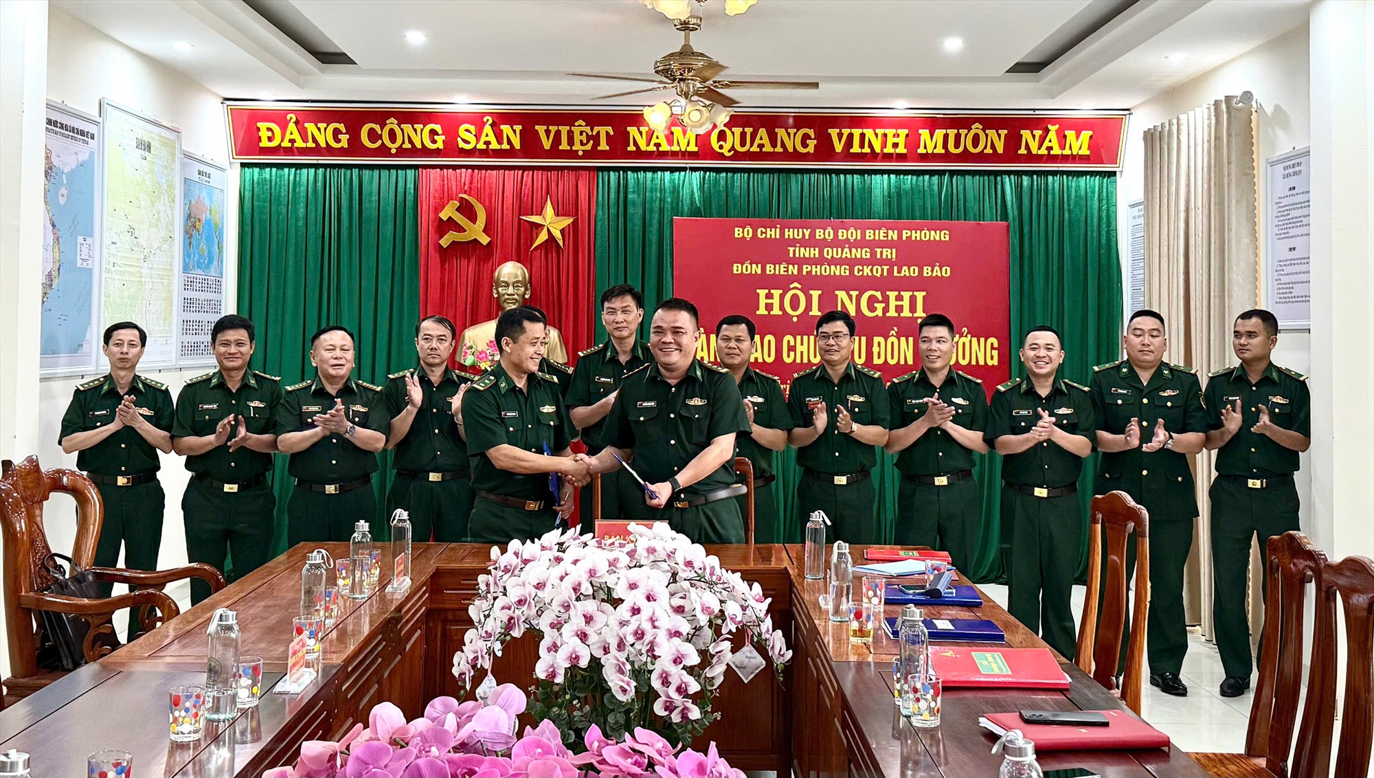 Bàn giao chức trách, nhiệm vụ Đồn trưởng Đồn Biên phòng Cửa khẩu Quốc tế Lao Bảo.