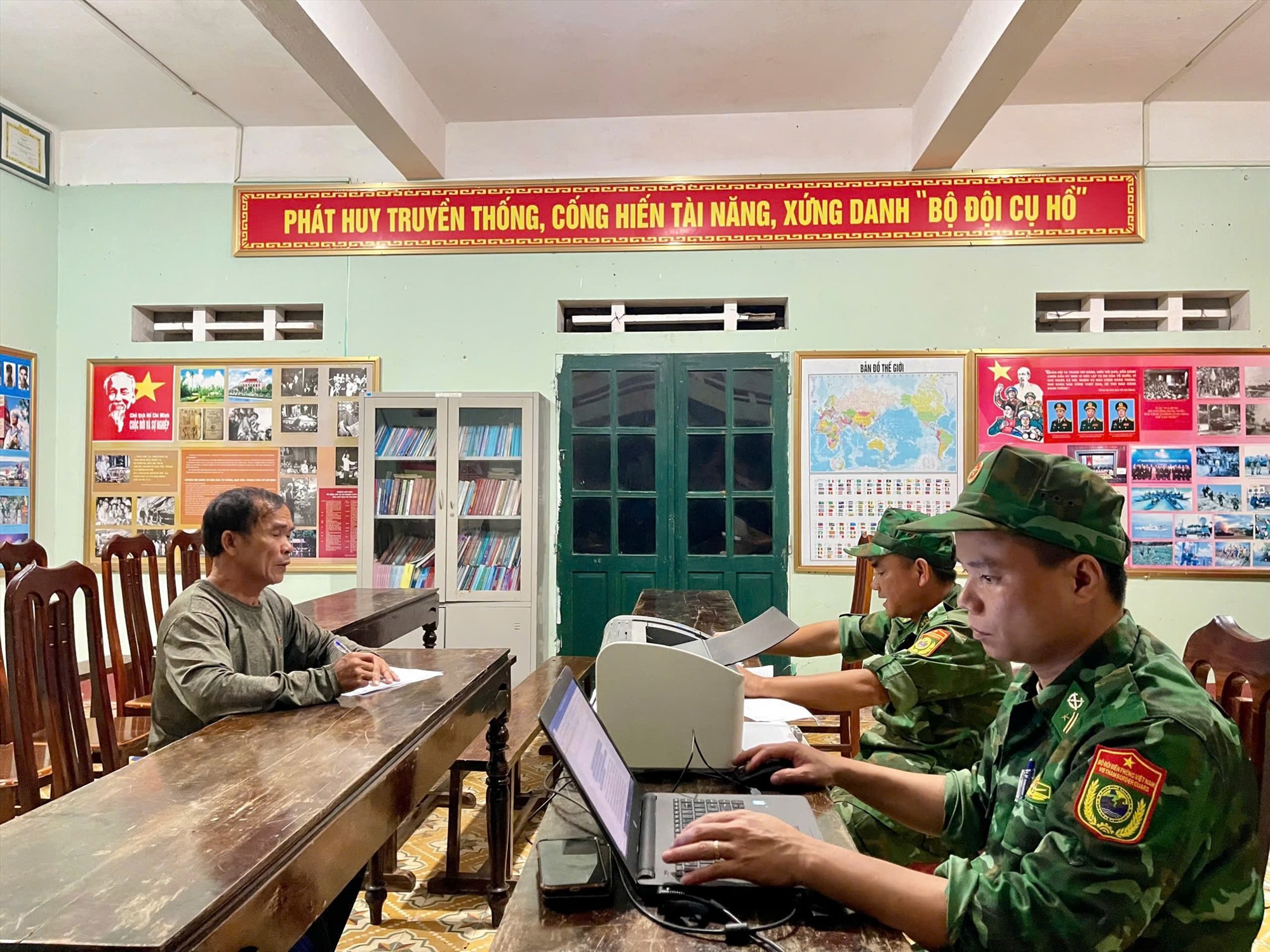 Lực lượng chức năng Đồn Biên phòng Cồn Cỏ làm việc với ông Phan Văn Dưỡng.