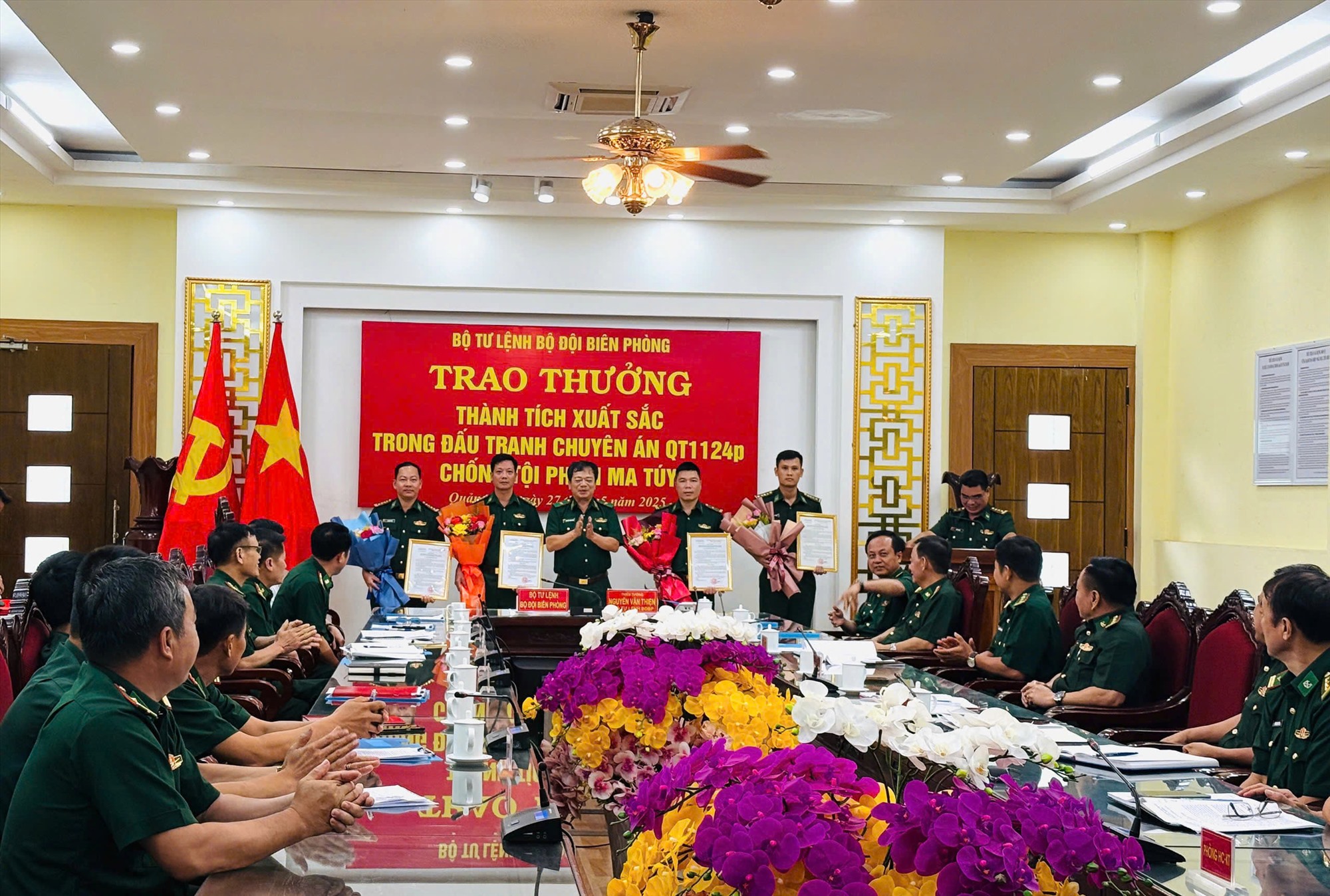 Thiếu tướng Nguyễn Văn Thiện, Phó Tư lệnh BĐBP trao thưởng cho lực lượng tham gia Chuyên án QT 1124p. Ảnh: Đình Tiến