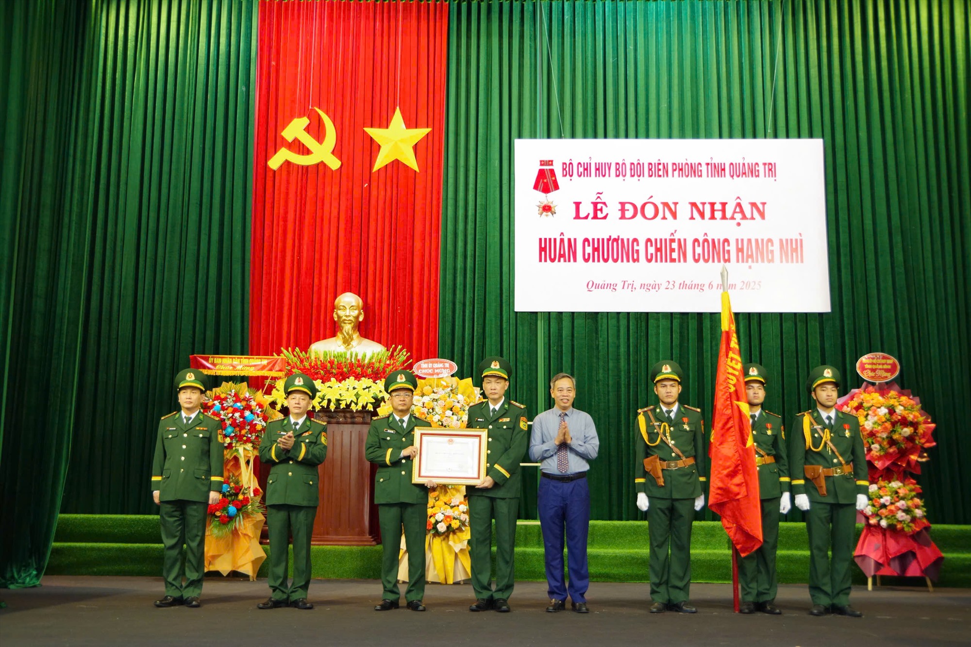Đồng chí Nguyễn Đăng Quang, Phó Bí thư Thường trực Tỉnh ủy, Chủ tịch HĐND tỉnh trao Huân chương Chiến công Hạng Nhì cho tập thể Bộ Chỉ huy BĐBP tỉnh Quảng Trị