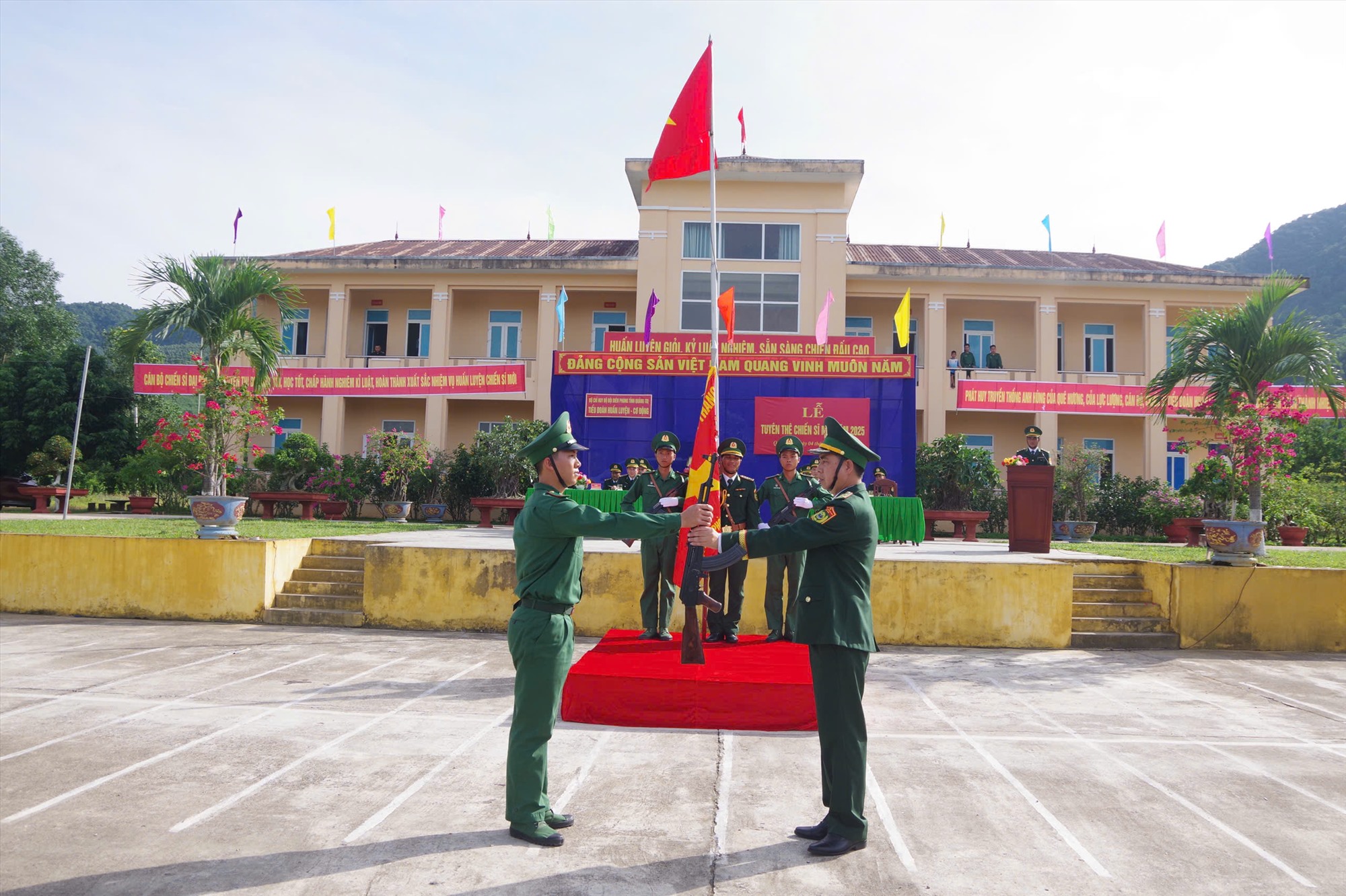 Đồng chí Tiểu đoàn trưởng thực hiện nghi thức trao vũ khí cho chiến sĩ mới