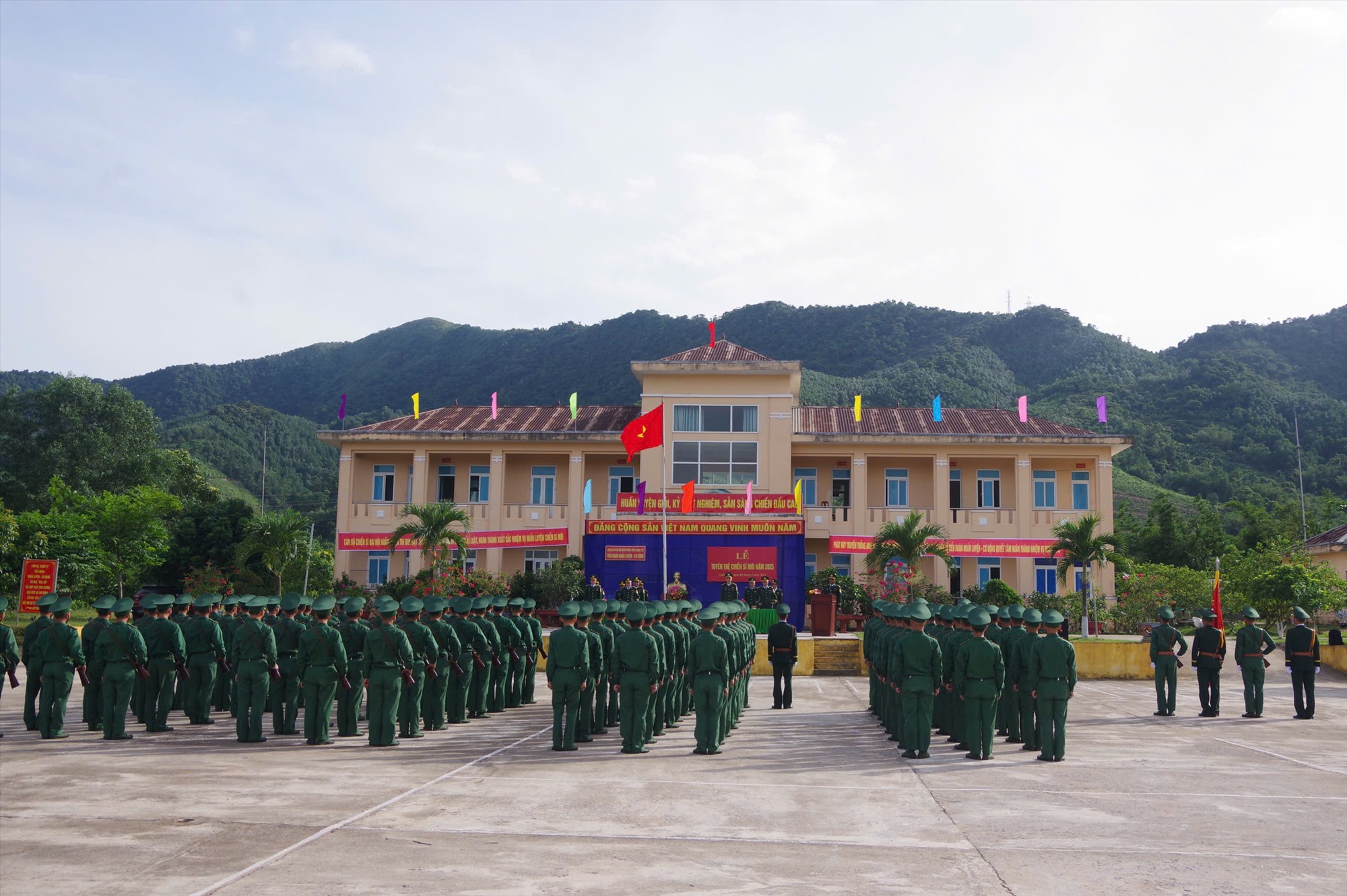 Toàn cảnh Lễ tuyên thệ chiến sĩ mới.