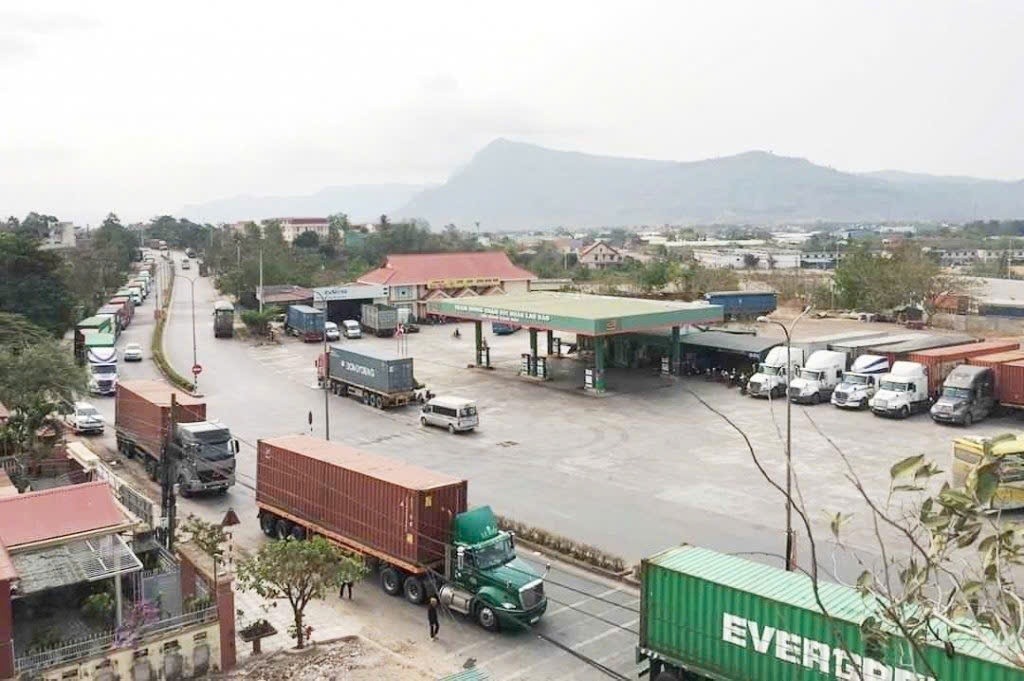 Quốc lộ 9 đoạn gần Cửa khẩu quốc tế Lao Bảo thường xuyên ùn tắc do lượng phương tiện lưu thông lớn. Ảnh: NK