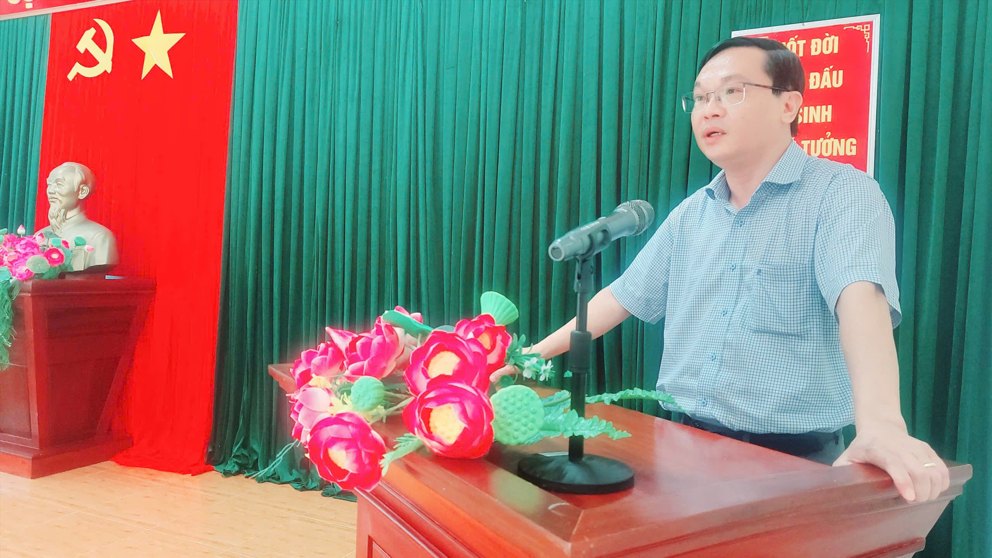 Đ/c Vũ Thành Công, bí thư Đảng ủy, chủ tịch HĐND xã Nam Cửa Việt phát biểu chúc mừng.