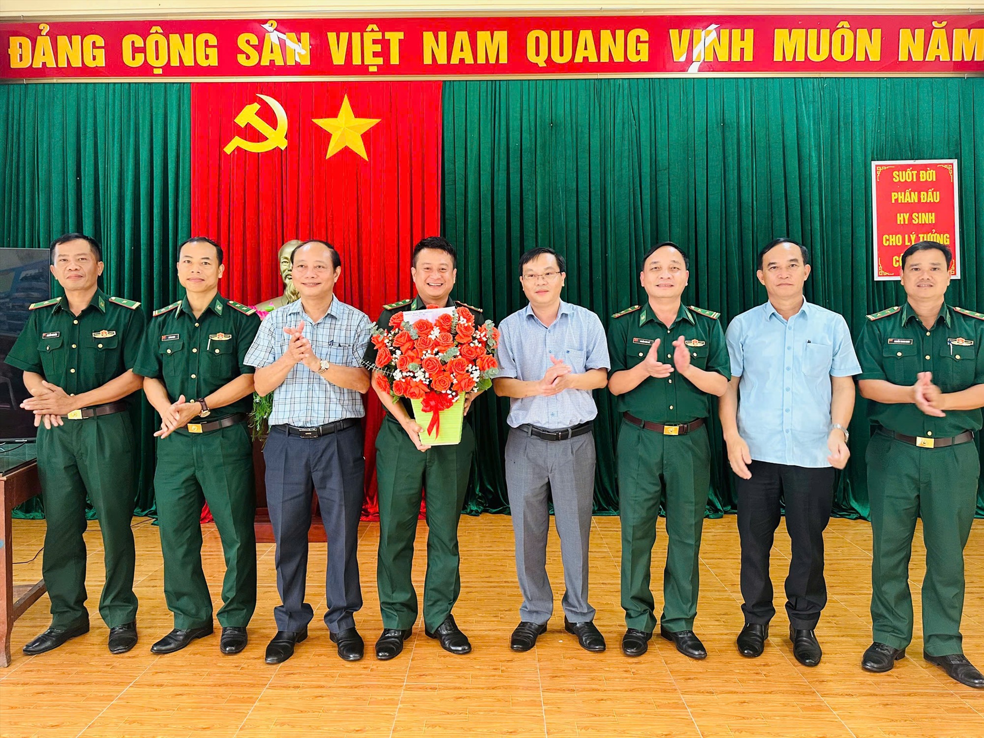 Lãnh đạo xã Nam Cửa Việt tặng hoa và quà chúc mừng cán bộ, chiến sĩ Đồn Biên phòng Triệu Vân.