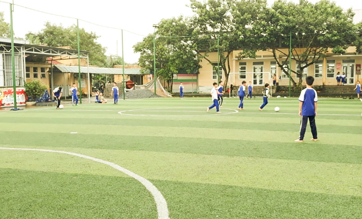 Trường Tiểu học thị trấn Ái Tử, huyện Triệu Phong đầu tư sân bóng đá bằng cỏ nhân tạo cho học sinh tập luyện thể thao -Ảnh: X.V