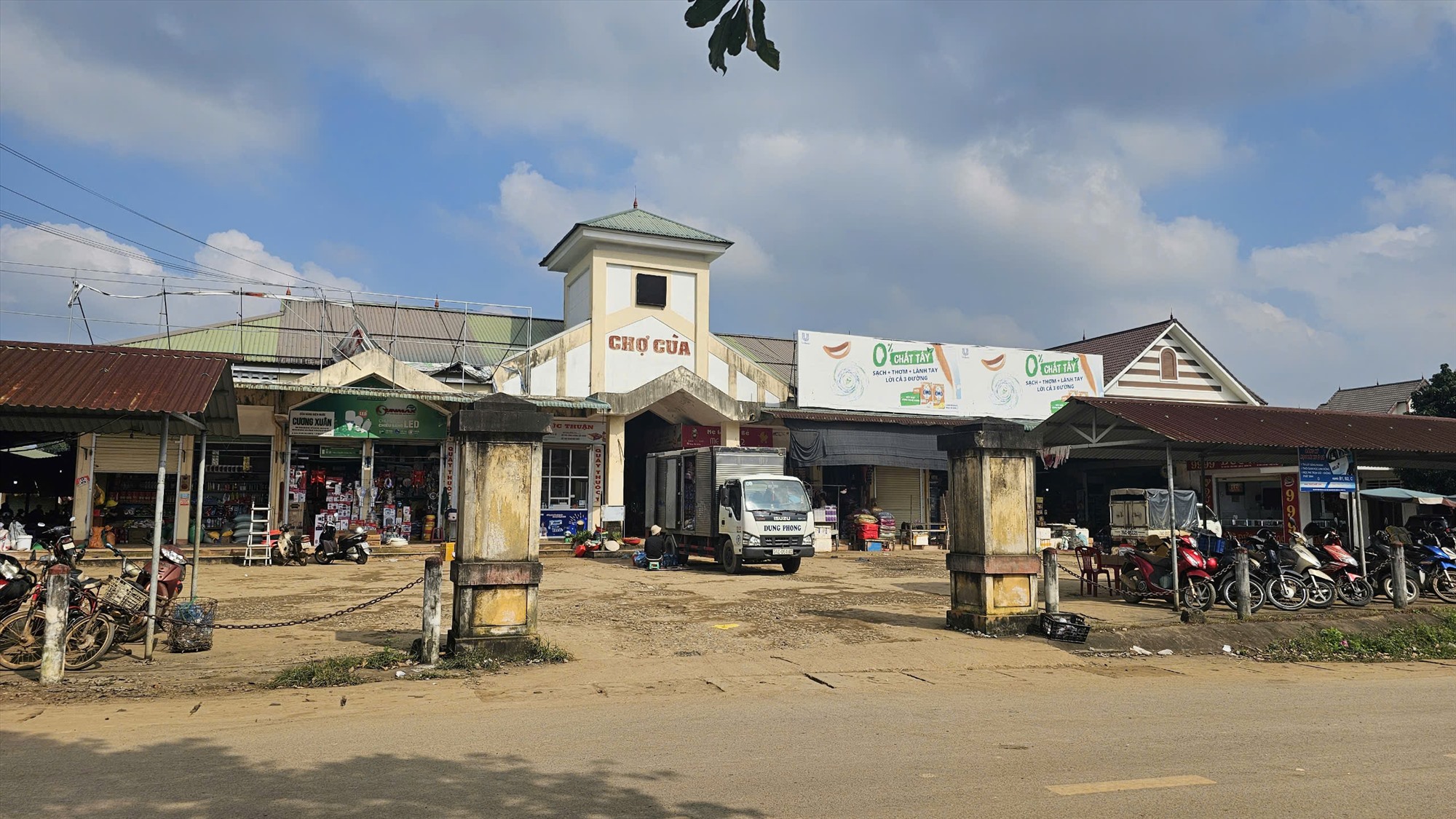 Chợ Cùa, nơi diễn ra các hoạt động mua bán, trao đổi hàng hóa của người dân vùng Cùa - Ảnh: T.P