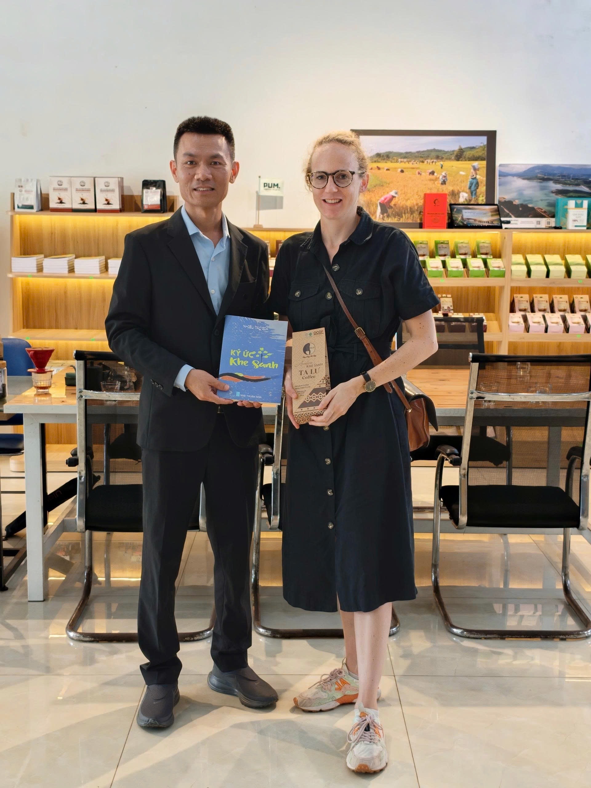 Ông Trần Thái Thiên tặng sách Ký ức Khe Sanh cho bà Jasmien Goldelvie C. DE WINNE Phó đại sứ quán Vương quốc Bỉ.