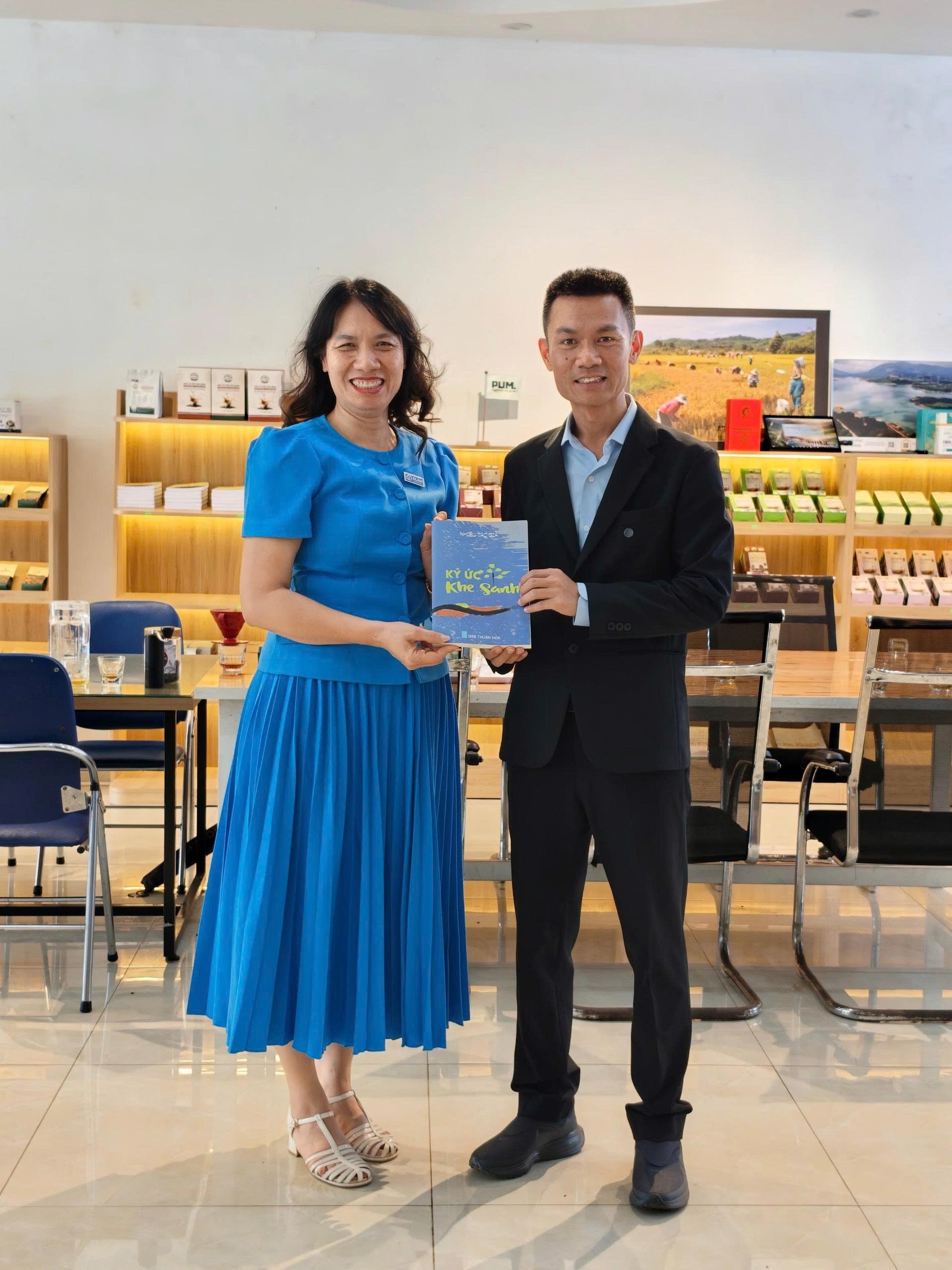 Ông Trần Thái Thiên tặng sách Ký ức Khe Sanh cho bà Giám đốc Quốc gia (Country Director) của tổ chức Plan International Việt Nam Lê Quỳnh Lan